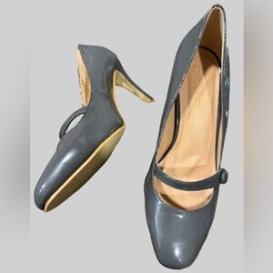 JOURNEE COLLECTION new woman’s size 6.5 gray patent leather heeled Mary Janes